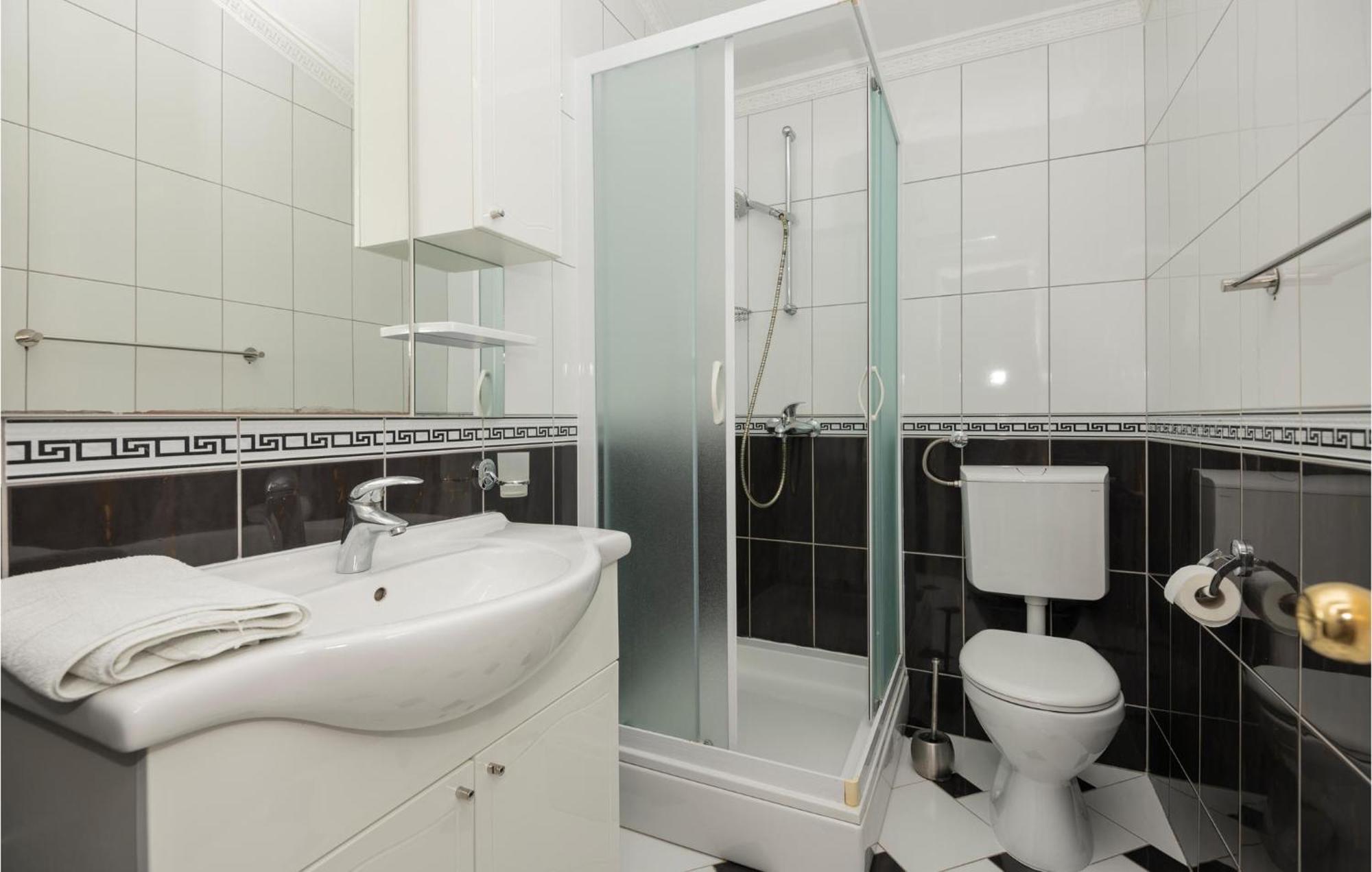 1 Bedroom Stunning Apartment In Makarska Eksteriør billede