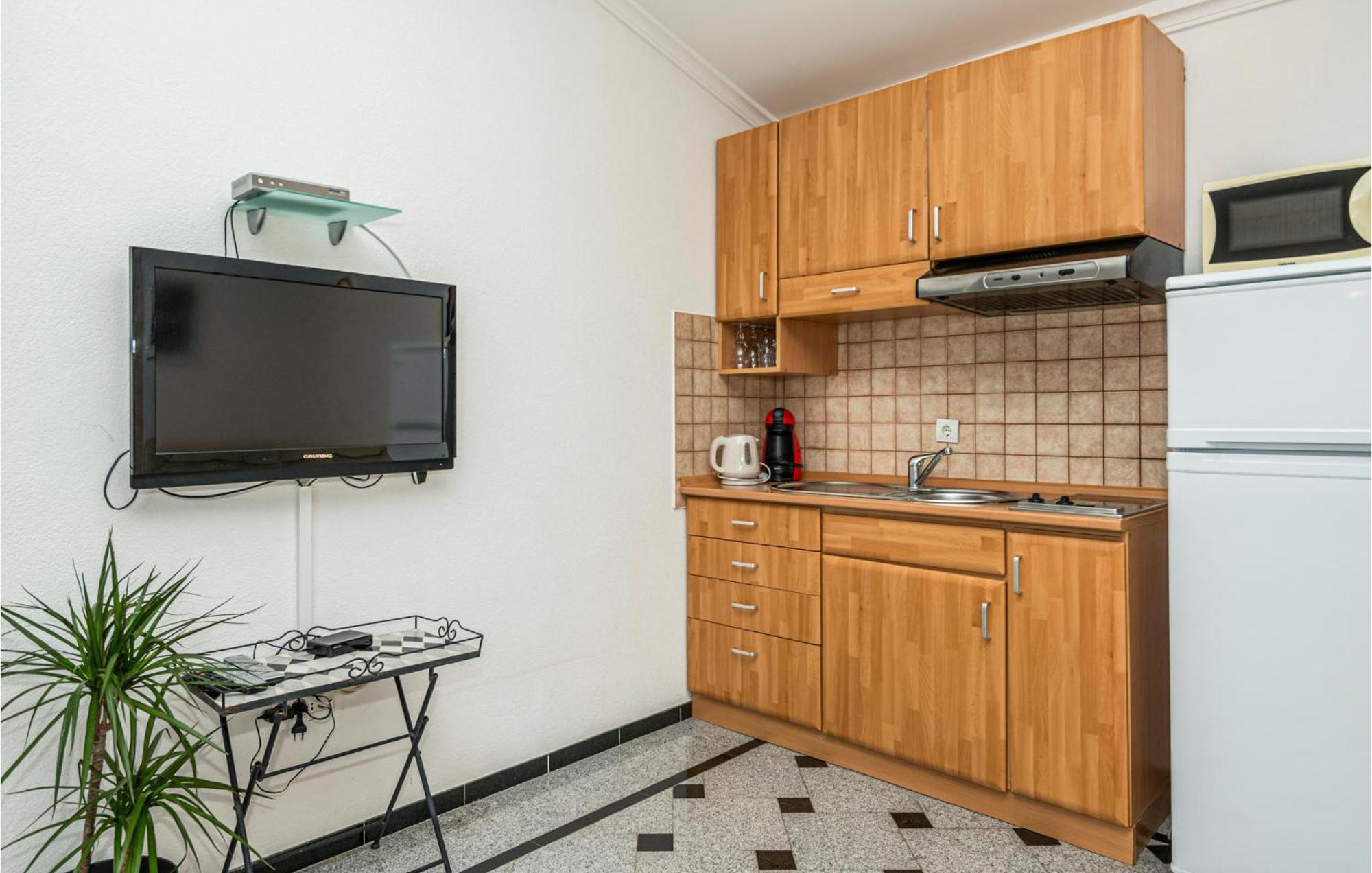 1 Bedroom Stunning Apartment In Makarska Eksteriør billede