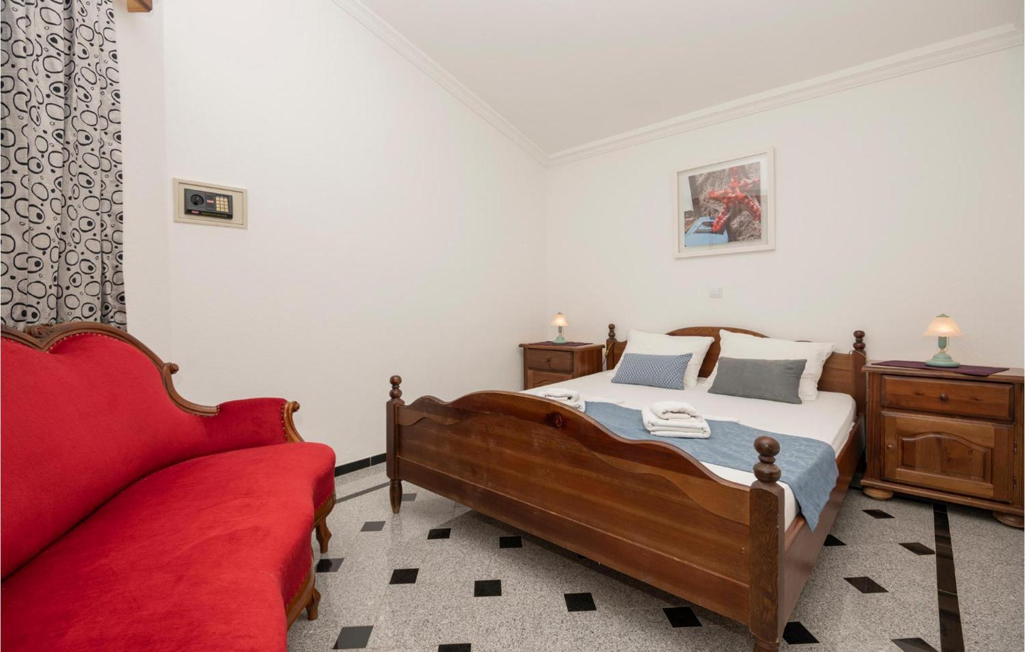 1 Bedroom Stunning Apartment In Makarska Eksteriør billede