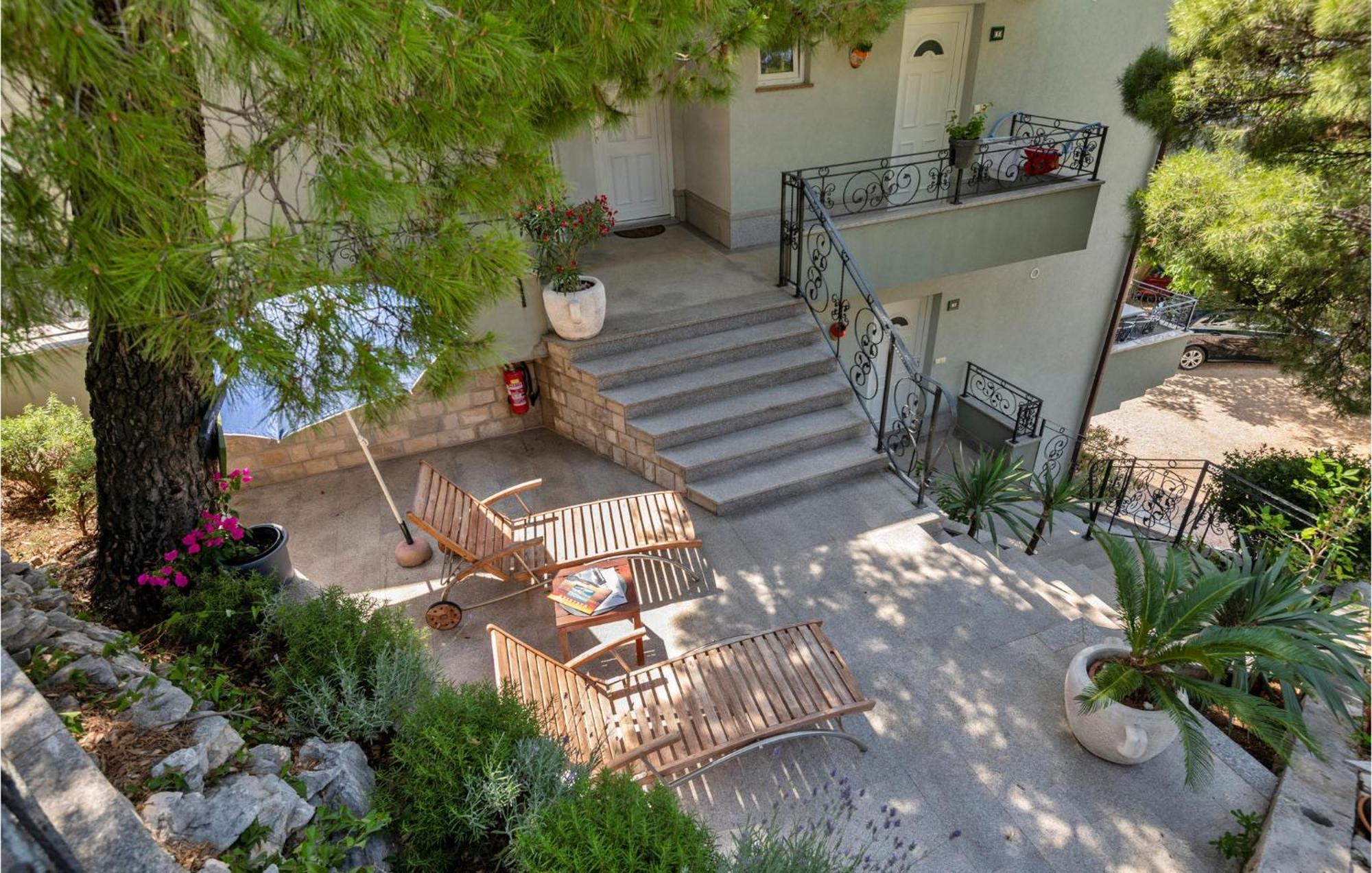 1 Bedroom Stunning Apartment In Makarska Eksteriør billede