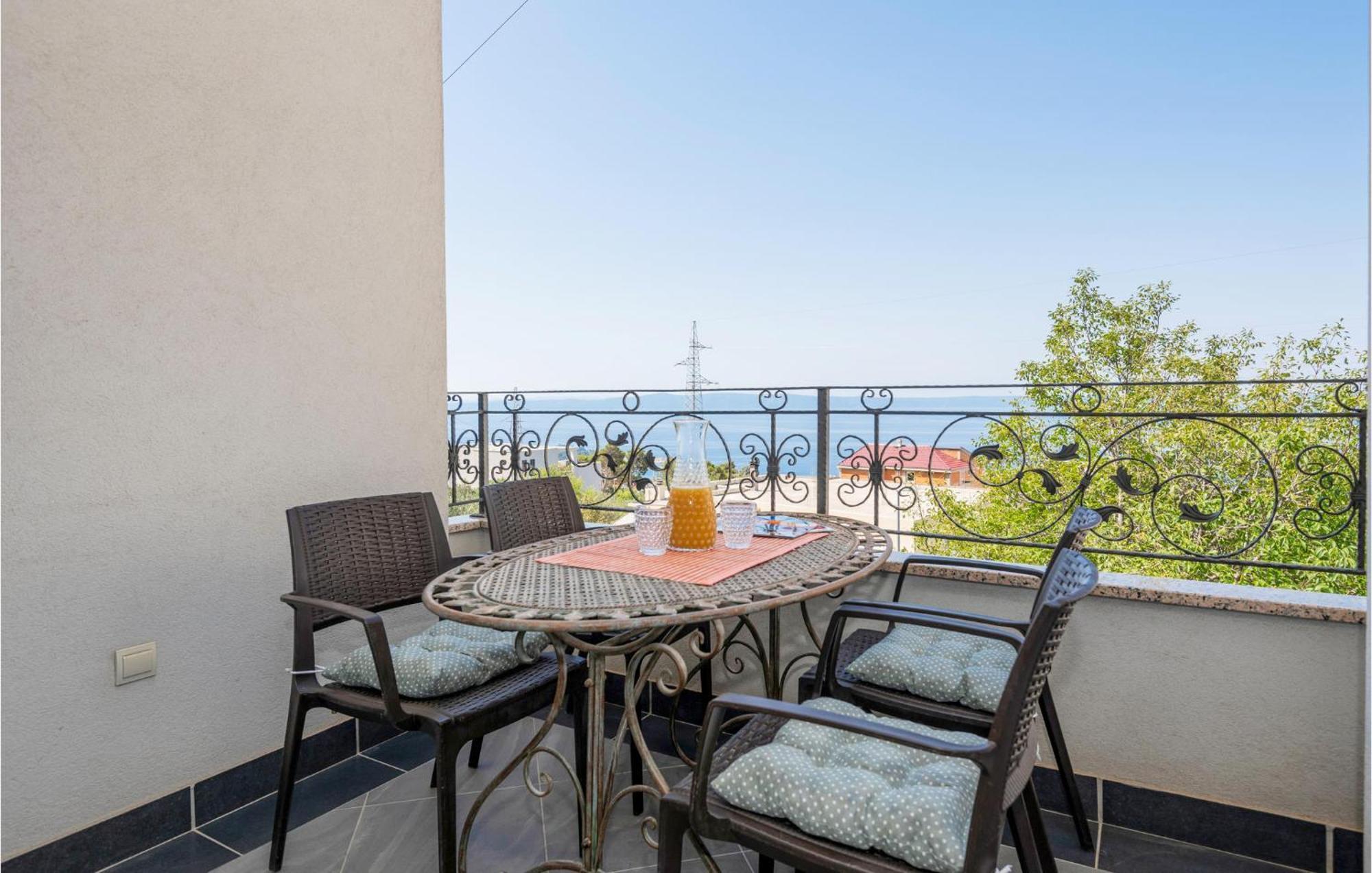 1 Bedroom Stunning Apartment In Makarska Eksteriør billede