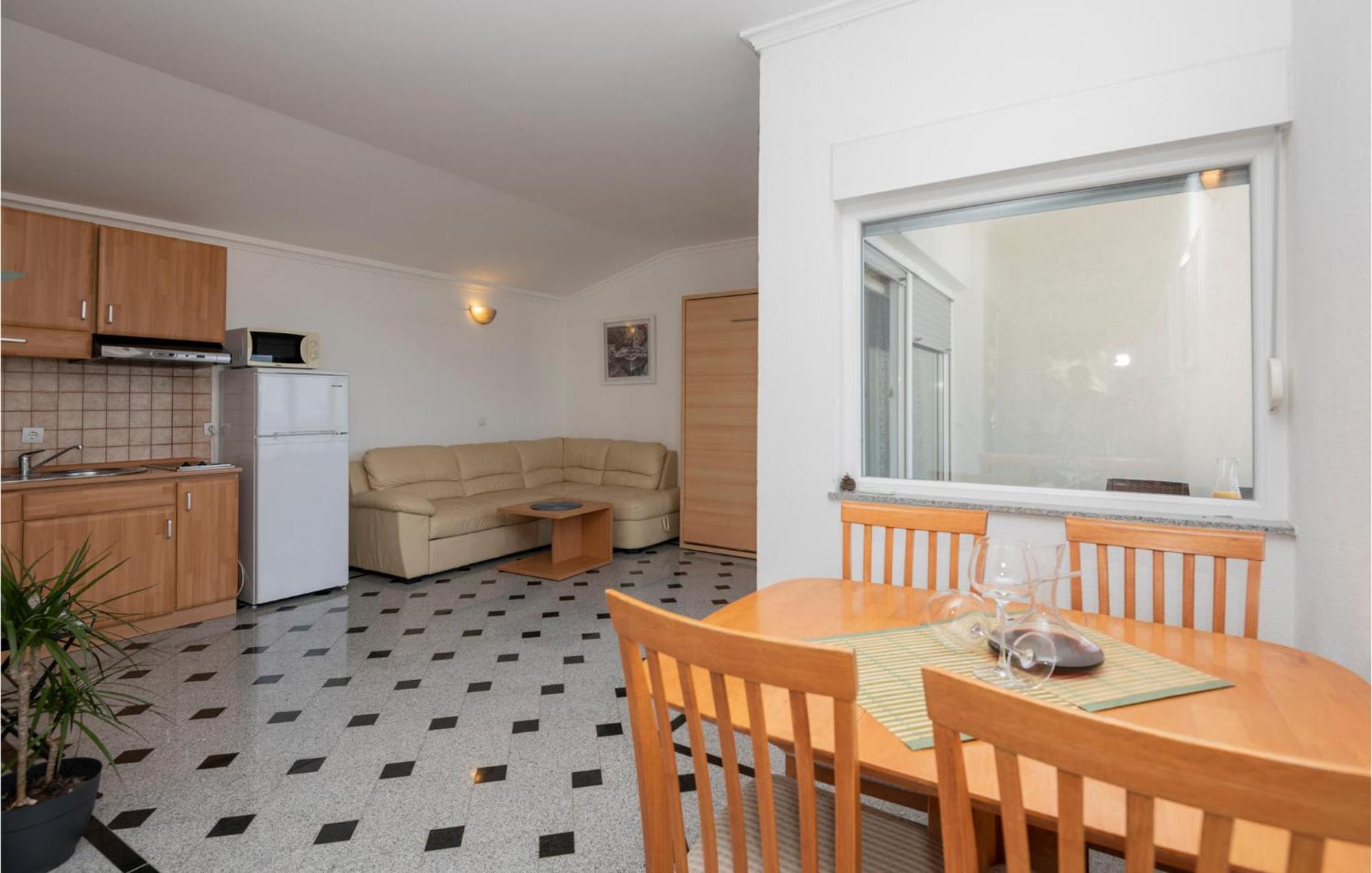 1 Bedroom Stunning Apartment In Makarska Eksteriør billede