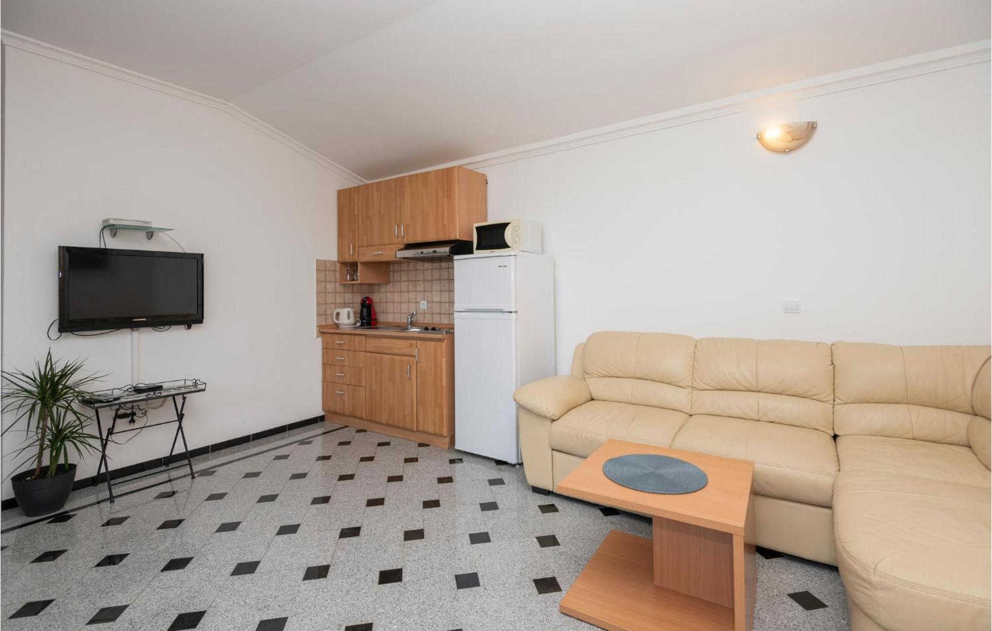 1 Bedroom Stunning Apartment In Makarska Eksteriør billede