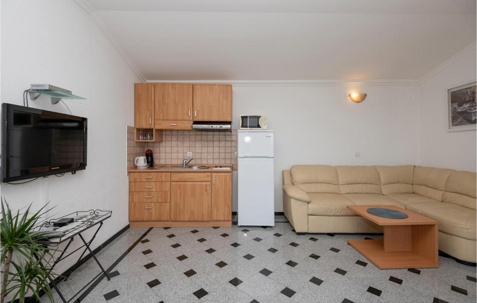 1 Bedroom Stunning Apartment In Makarska Eksteriør billede
