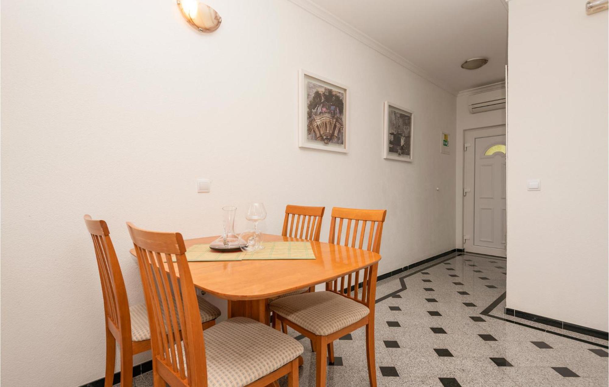 1 Bedroom Stunning Apartment In Makarska Eksteriør billede