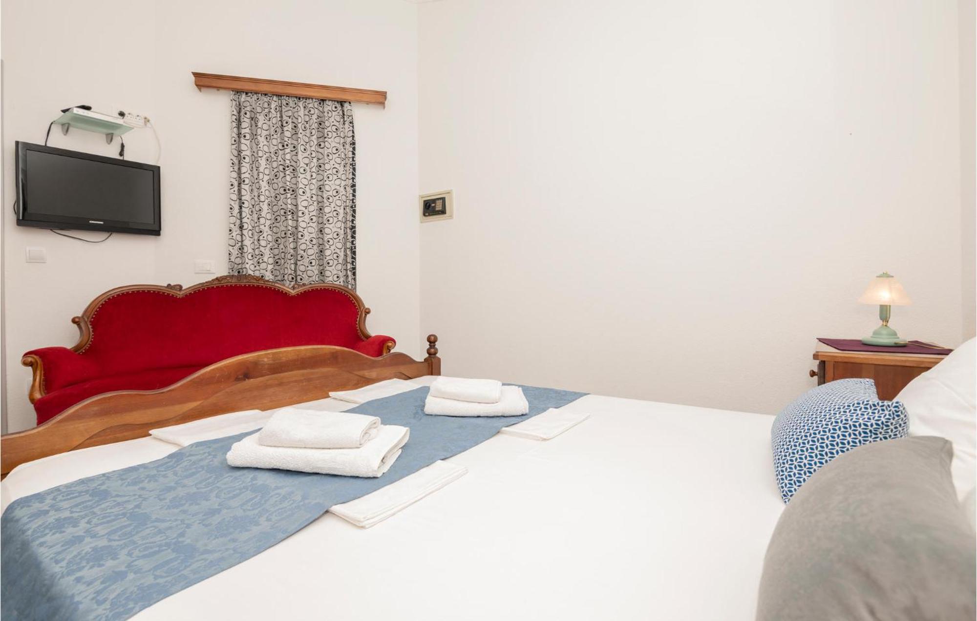 1 Bedroom Stunning Apartment In Makarska Eksteriør billede