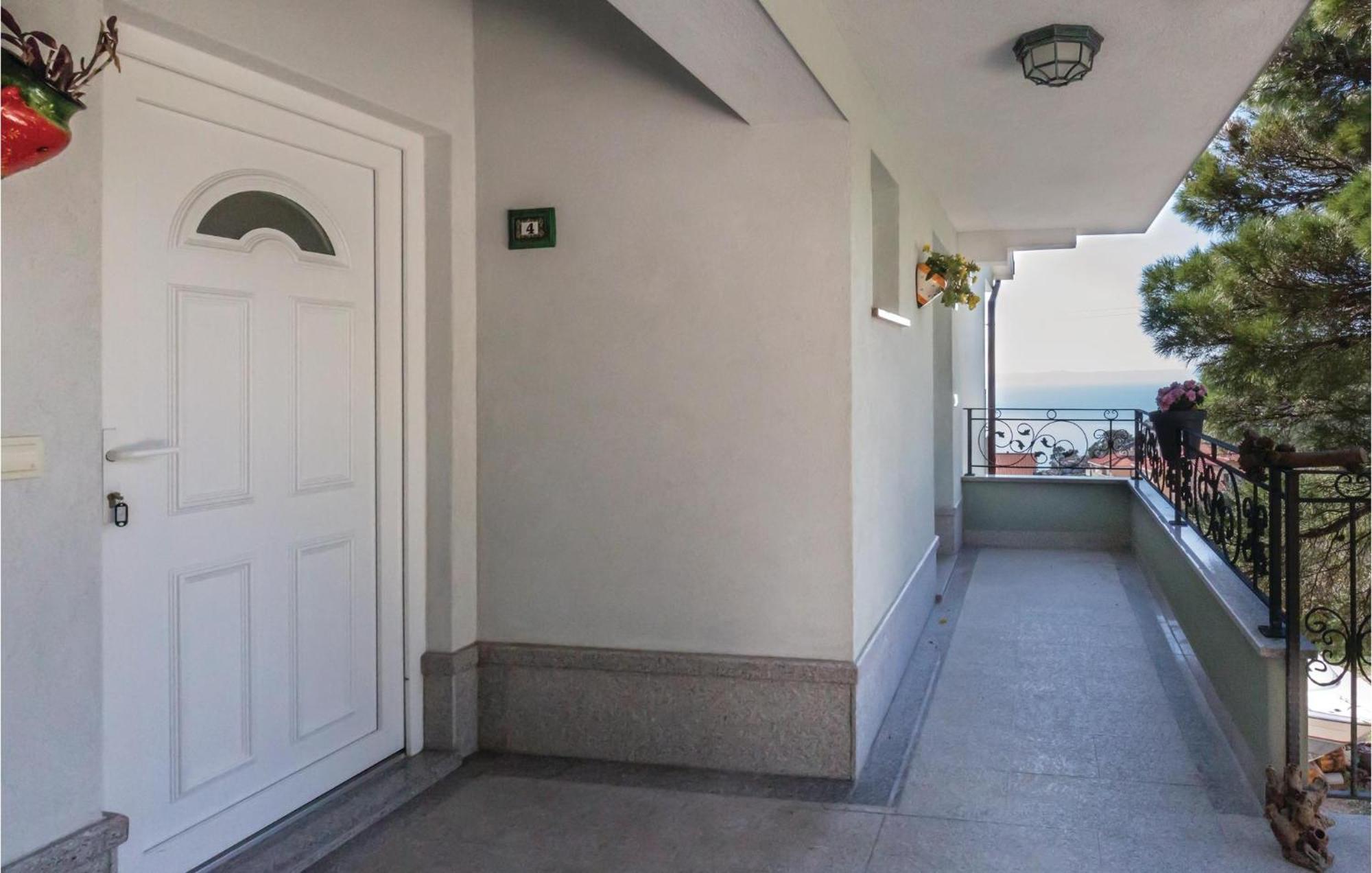 1 Bedroom Stunning Apartment In Makarska Eksteriør billede