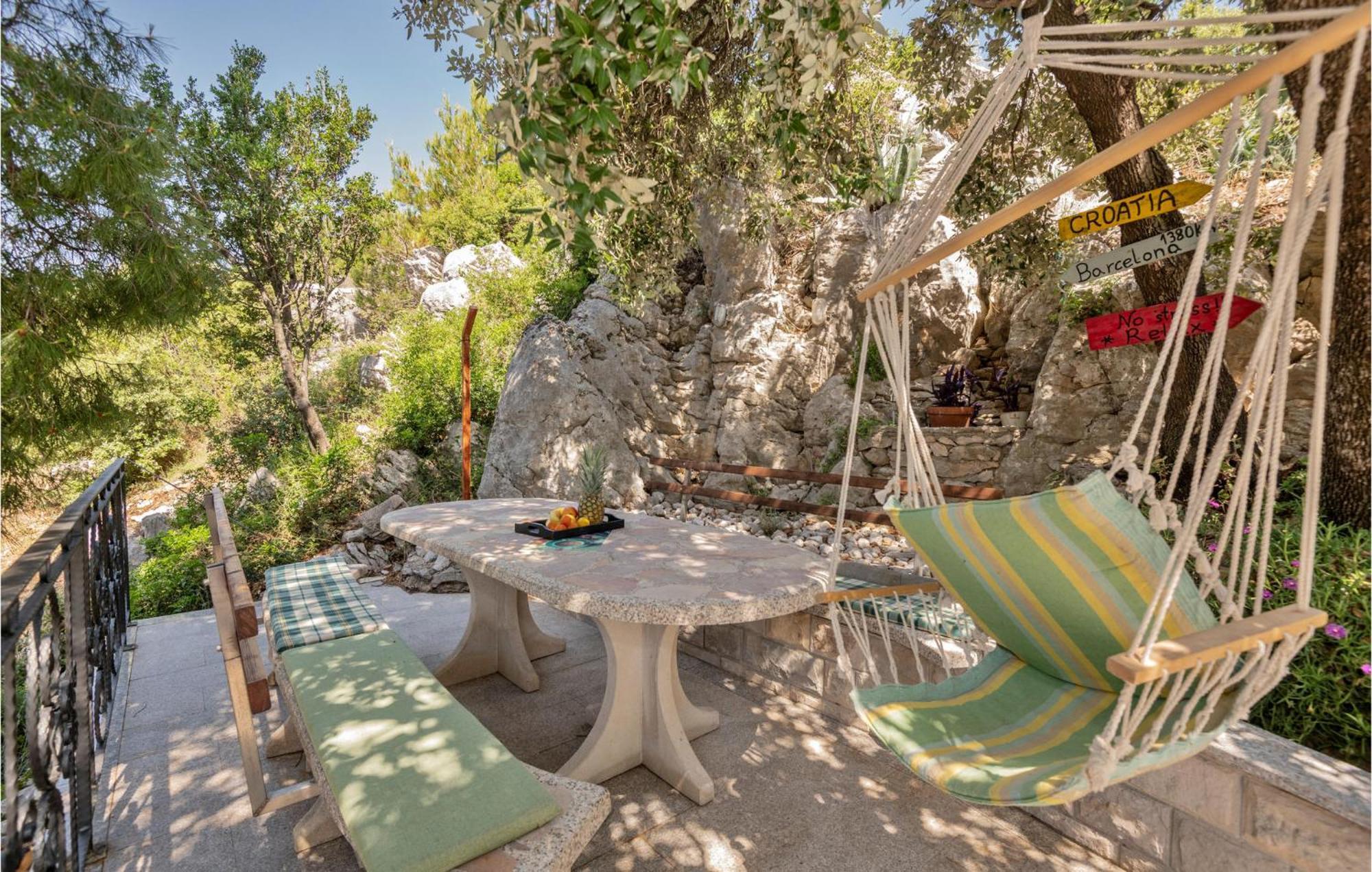 1 Bedroom Stunning Apartment In Makarska Eksteriør billede