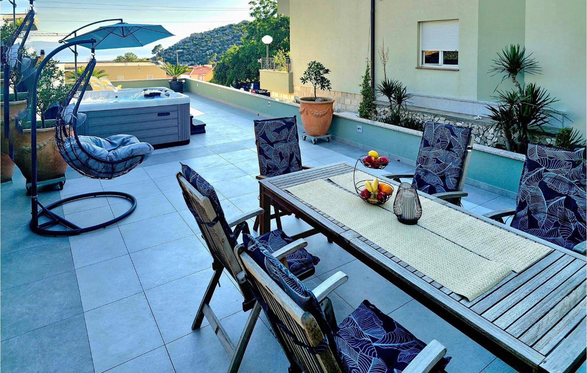 1 Bedroom Stunning Apartment In Makarska Eksteriør billede